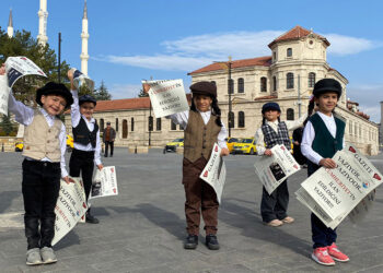 Cumhuriyet'in ilanını duyuran gazete hazırlayıp, dağıttılar
