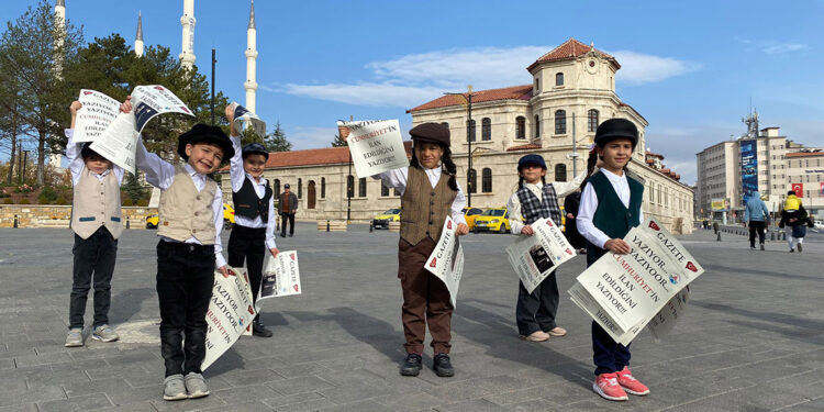 Cumhuriyet'in ilanını duyuran gazete hazırlayıp, dağıttılar