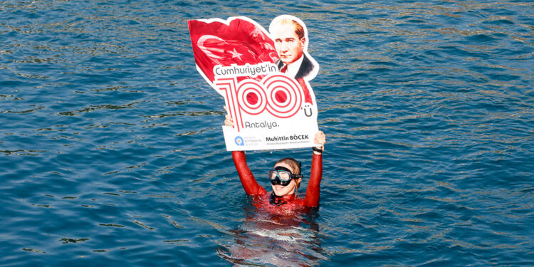 Dalış rekortmeni Şahika Ercümen'den '100. Yıl' dalışı