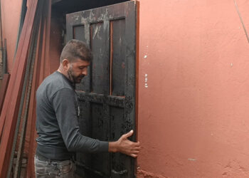 Depremde kızlarını kaybeden ailenin evinde yangın