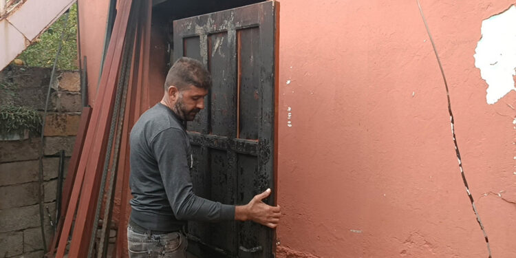 Depremde kızlarını kaybeden ailenin evinde yangın