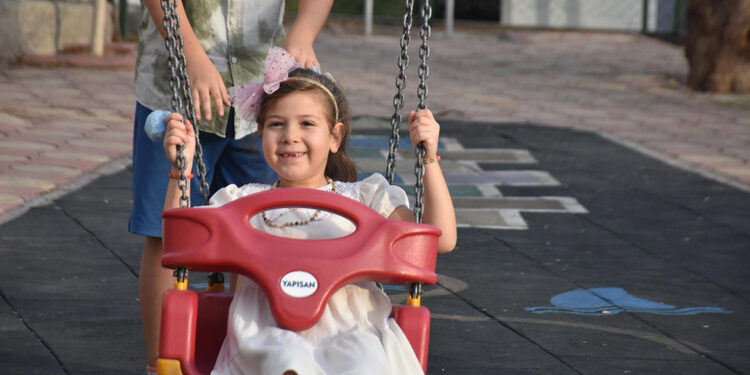 Depremzede Ayda, annesinin adının verildiği parkta oynuyor