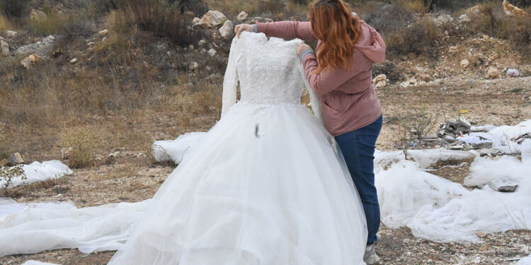 Dere yakınındaki arazide 40 gelinlik