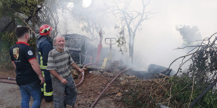 Dikim atölyesi ve deposunda çıkan yangın, söndürüldü
