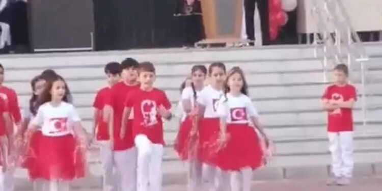 Disleksi hastası öğrencinin gösteriden çıkarılmasına inceleme