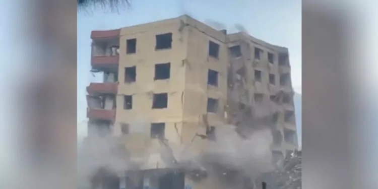 Diyarbakır'da 6 katlı bina, yıkım sırasında çöktü