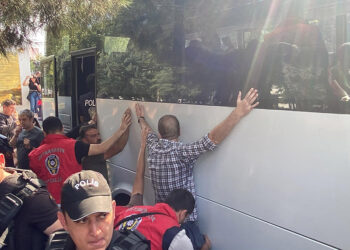 Diyarbakır'da izinsiz yürüyüş yapan gruba polis müdahalesi