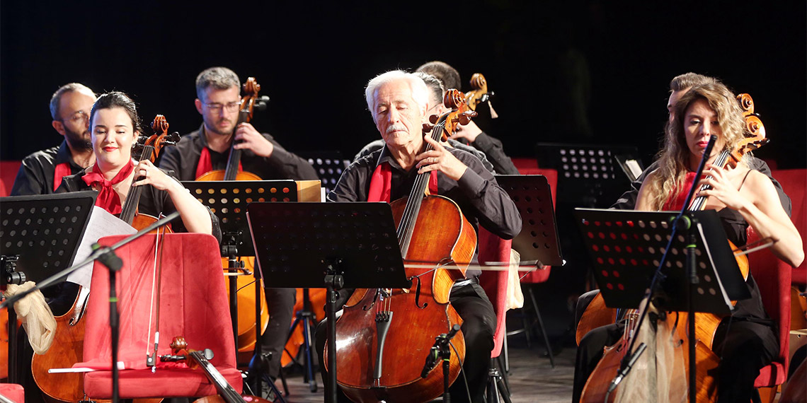 Yenimahalle Belediyesi’nin Cumhuriyet Festivali kapsamında düzenlendiği etkinlikler doludizgin devam ederken ‘100. Yıla 100 Çello Konseri’ izleyicileri büyüledi.