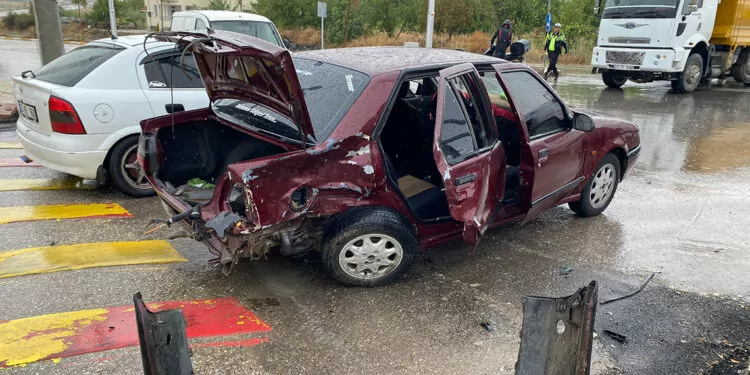 Elazığ'da hafif ticari araç otomobile çarptı: 8 yaralı