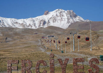 Erciyes'in zirvesi karla kaplandı
