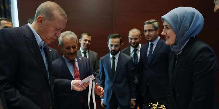 Erdoğan, delege kartını aldı