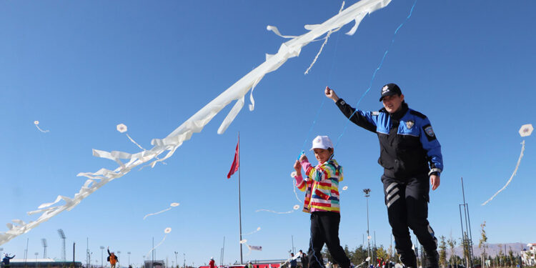 Erzurum'da çocuklara yönelik uçurtma şenliği