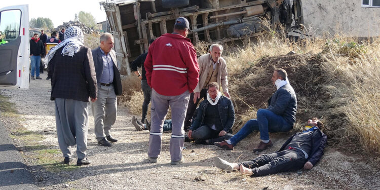 Erzurum'da takla atan kamyonet duvara çarptı: 7 yaralı