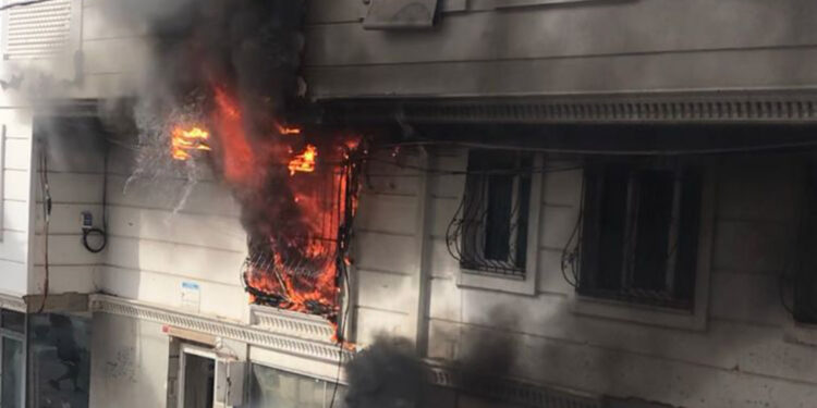 Esenyurt'ta 4 katlı binada yangın: 4 kişi hastanelik oldu
