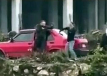 Eşiyle otomobilde gördüğü kişiyi öldürdü