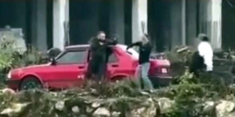 Eşiyle otomobilde gördüğü kişiyi öldürdü