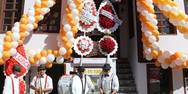 Eski vekil, geliri öğrencilere burs olarak verilecek kafe açtı
