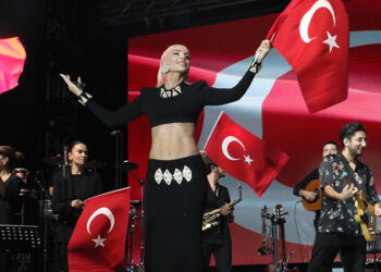 Eskişehir'de Gülşen'in '29 Ekim' konserini 50 bin kişi izledi