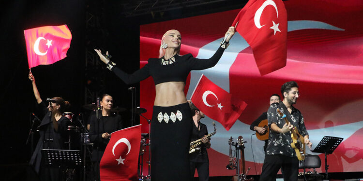 Eskişehir'de Gülşen'in '29 Ekim' konserini 50 bin kişi izledi