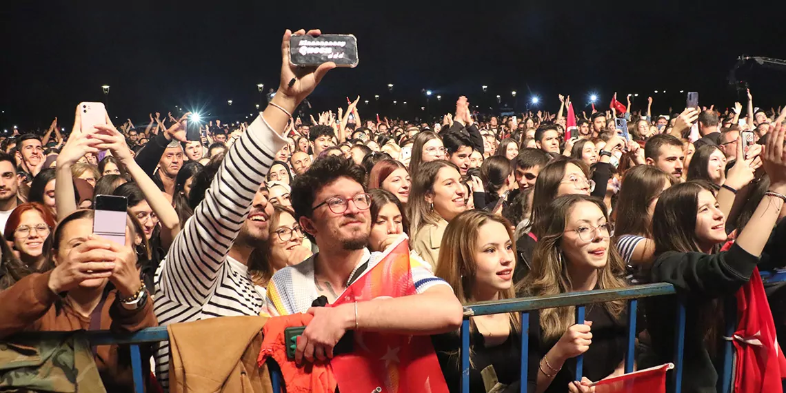 Eskisehirde gulsenin 29 ekim konserini 50 bin kisi izlediz - yerel haberler - haberton