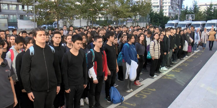 Filistin'de hayatını kaybedenler için okullarda saygı duruşu