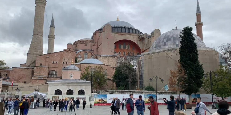 Filistin'de ölenler için Ayasofya Camii'nde sela okundu