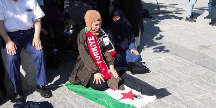 Filistin'de ölenler için gıyabi cenaze namazı kılındı