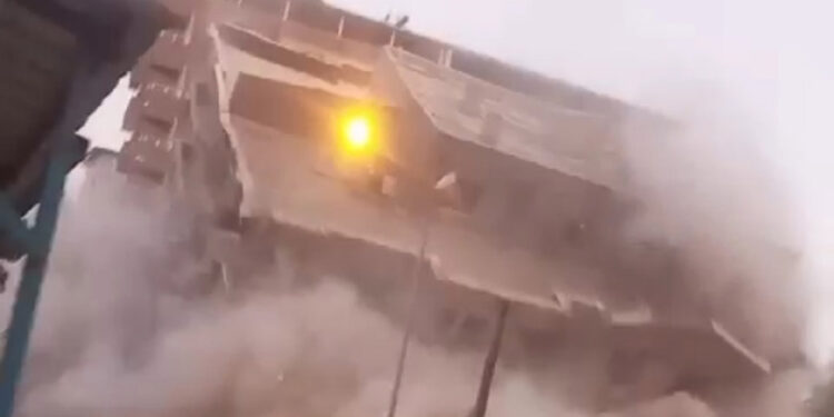 Gaziantep'te ağır hasarlı 7 katlı bina, yıkım sırasında çöktü