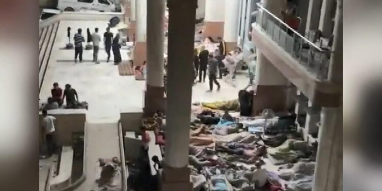 Gazze’de Al-Quds hastanesinin çevresi bombalanıyor