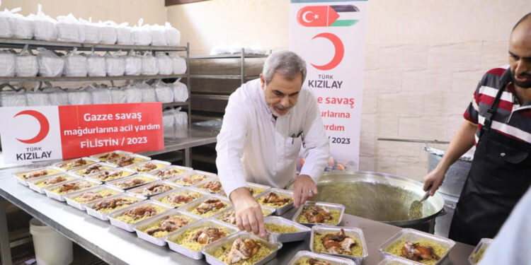 Gazze'de bulunan Kızılay aşevi, yeniden yemek çıkarıyor