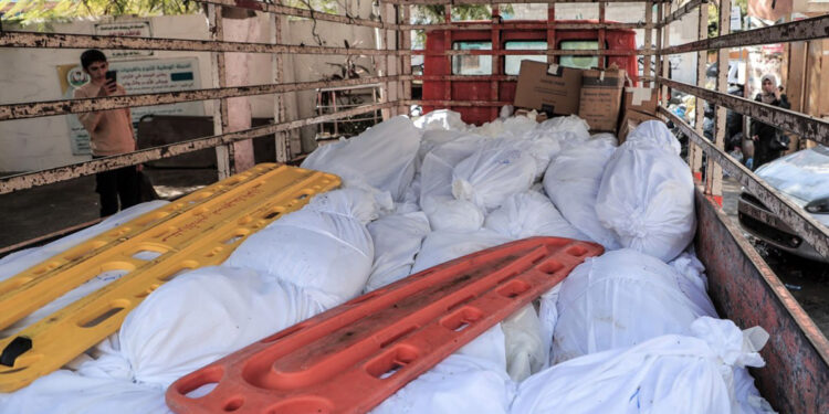 Gazze'de hayatını kaybedenler toplu mezarlara gömülüyor