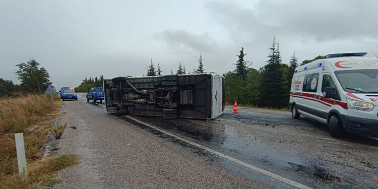 Gönen'de midibüs devrildi, 10 kamu görevlisi yaralandı