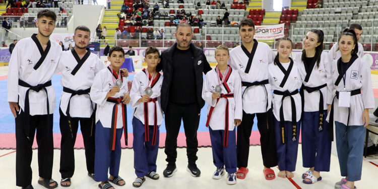 Hatay'ın tekvando takımından, 'Yıkılmadık, ayaktayız' mesajı