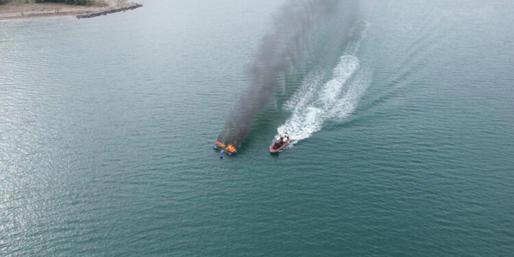 Havalimanında denize acil iniş yapan uçağa müdahale tatbikatı