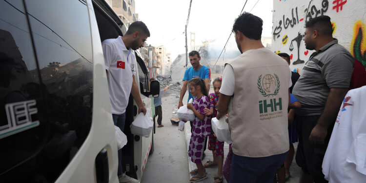 İHH’dan Gazze'ye sıcak yemek dağıtımı
