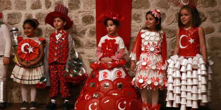 İlkokul öğrencilerinden 'geri dönüşüm' defilesi