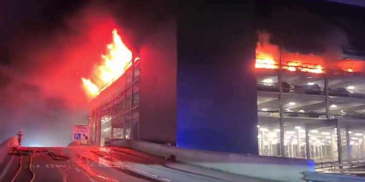 İngiltere’nin Luton Havaalanı'nda yangın