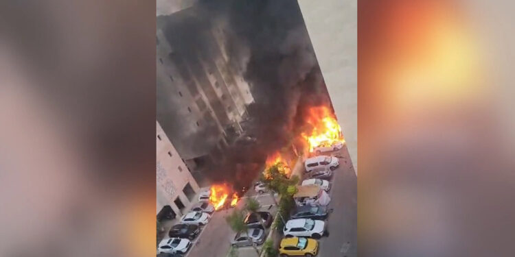 İsrail, roketin düştüğü yerleşim yeri görüntülerini paylaştı