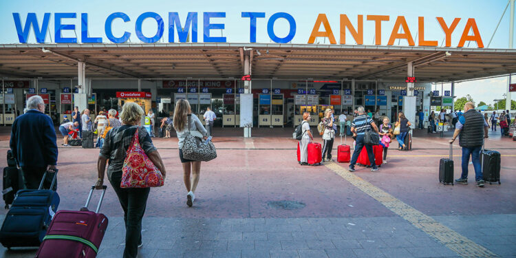  'İsrail'den Antalya'ya uçuşlar önceden planlandığı gibi'