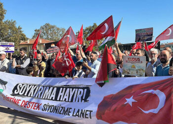 İsrail'in Filistin'e yönelik saldırılarını protesto ettiler