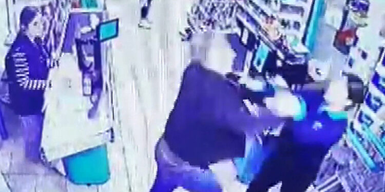 İstanbul'da markette kasiyer kadını defalarca yumrukladı