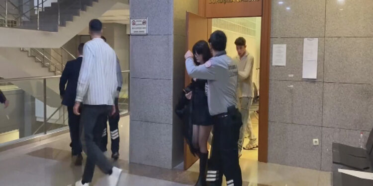 İstiklal Caddesi'nde sahte dolar dağıtanlar hakim karşısında