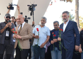 İzmir depreminin 3'üncü yılında hayatını kaybedenler anıldı