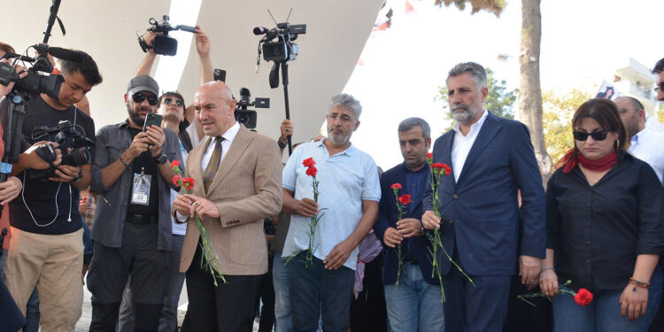 İzmir depreminin 3'üncü yılında hayatını kaybedenler anıldı