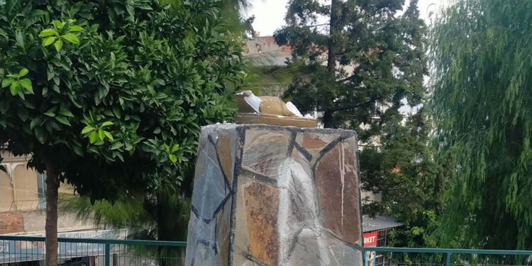 İzmir'de Atatürk büstüne saldırı