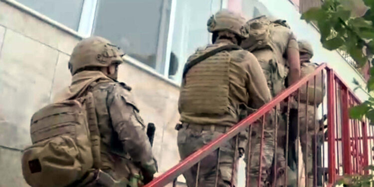 İzmir'de FETÖ operasyonu: 94 gözaltı