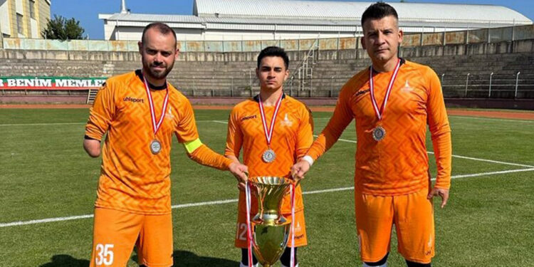 İzmir'in ampute futbol takımı Türkiye ikincisi oldu