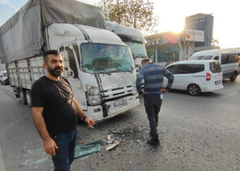 Kamyonet yolcu minibüsüne çarptı: 7 yolcu yaralandı