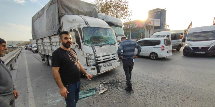 Kamyonet yolcu minibüsüne çarptı: 7 yolcu yaralandı