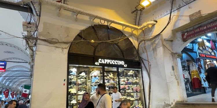 Kapalıçarşı'da açıkta duran kablolar tehlike saçıyor